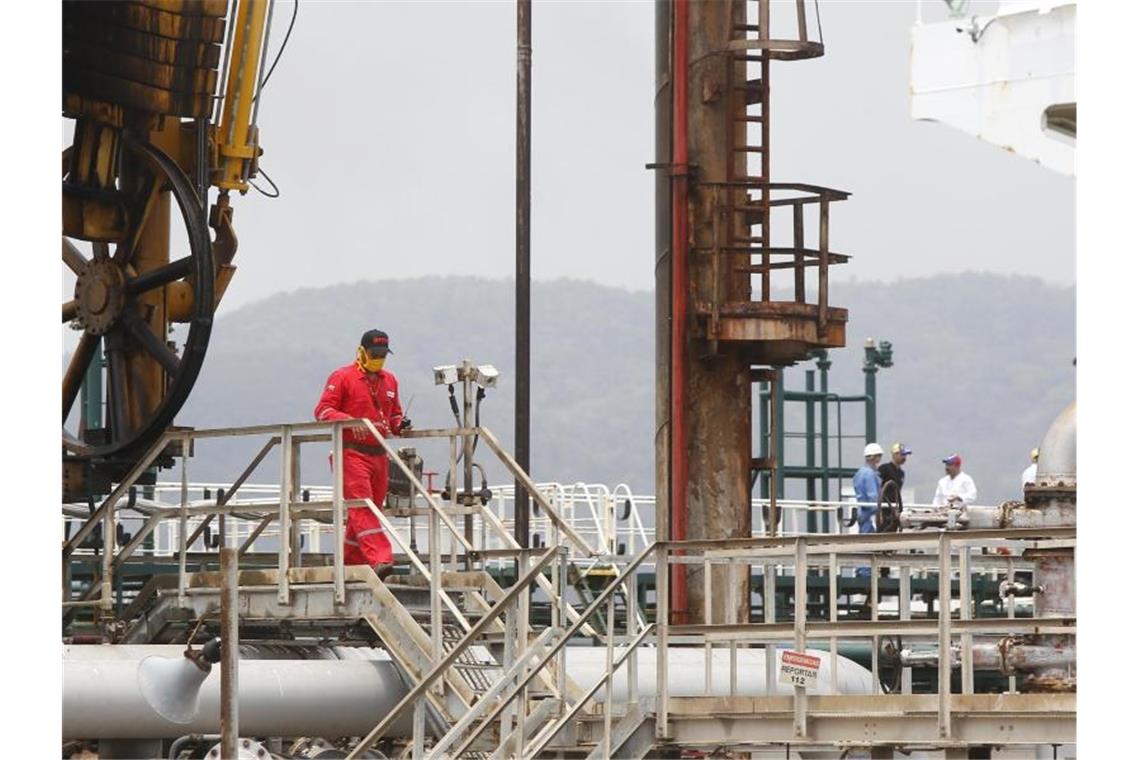 Die Gespräche der Ölförderallianz Opec+ gehen in die Verlängerung. Foto: Jesus Vargas/AP/dpa