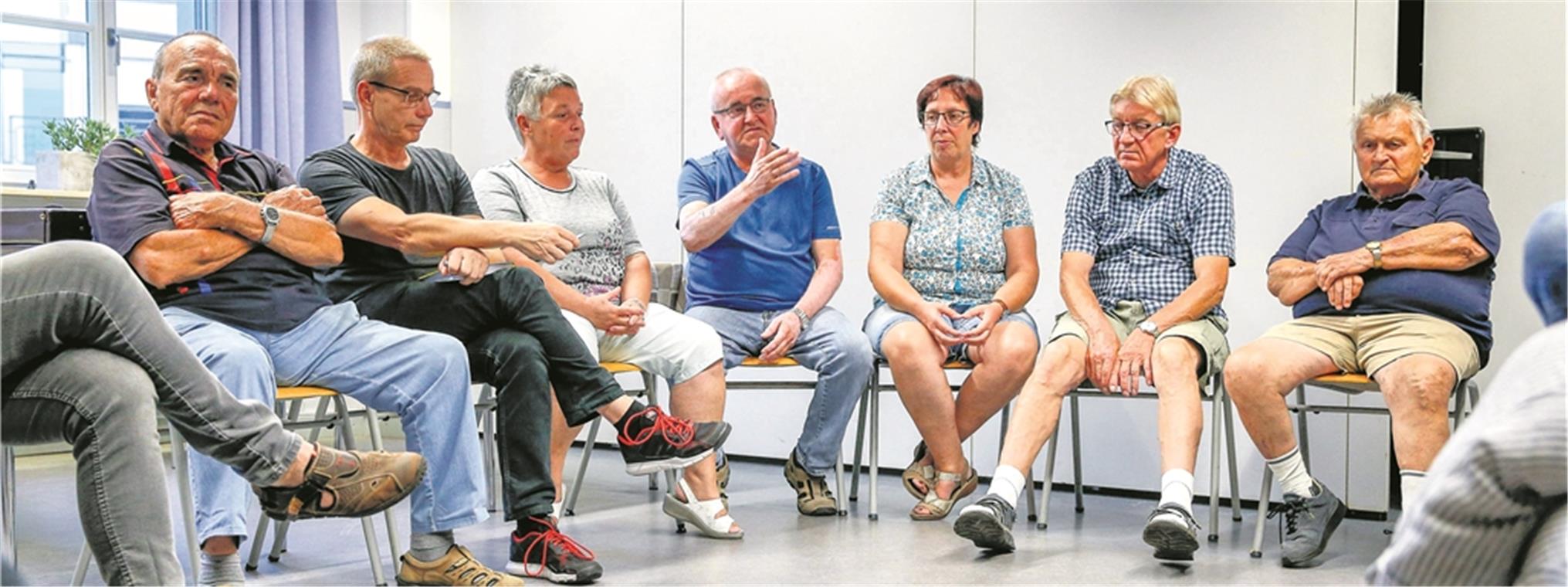 Die Selbsthilfegruppe als Anker Die Gesprächsteilnehmer der Selbsthilfegruppe gewähren tiefe Einblicke in ihr Leben. Foto: A. Becher