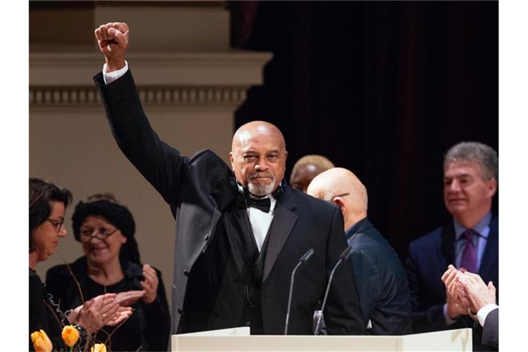 Die Geste von Tommie Smith zählt zu den markantesten Symbolen der Sportgeschichte: 2018 wurde ihm der Dresdner Friedenspreis für sein Engagement für Menschenrechte und gegen Rassismus verliehen. Foto: Oliver Killig/ZB/dpa