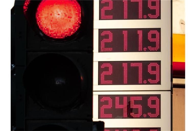Die gestiegenen Spritkosten treffen viele Autofahrer aktuell hart. Foto: Frank Rumpenhorst/dpa