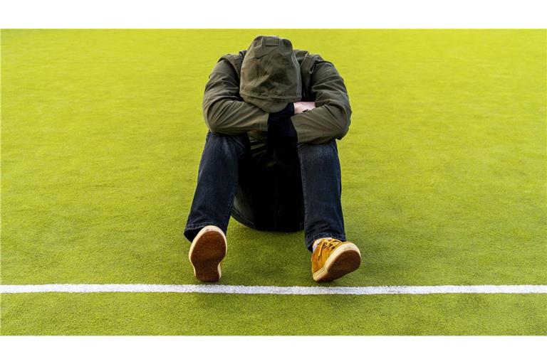 Die gesundheitlichen Folgen einer chronischen Einsamkeit sind in vielerlei Hinsicht problematisch. Einsame hätten häufiger Schlafprobleme, ein höheres Risiko für koronare Herzerkrankungen oder Schlaganfälle und eine reduzierte Immunabwehr. Sie seien auch anfälliger für Suchterkrankungen.