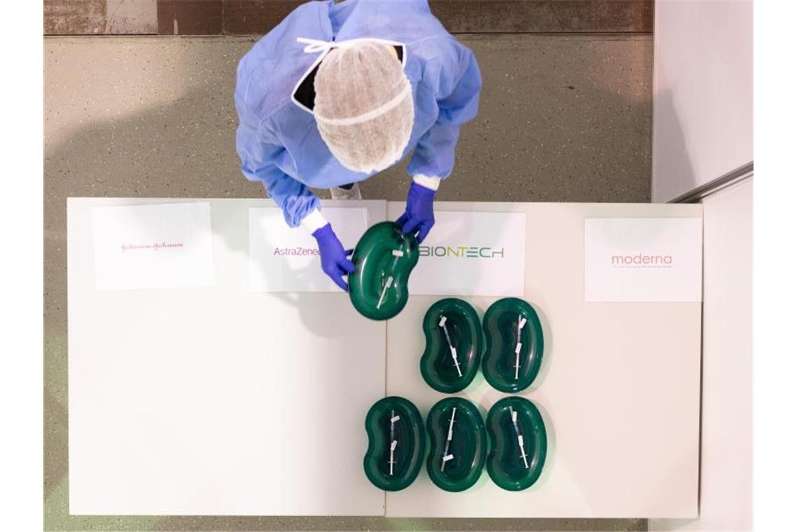 Inzidenz bei 61,4 - Infektionsgeschehen weiter auf Plateau Die Gesundheitsämter haben dem RKI binnen eines Tages 7774 Corona-Neuinfektionen gemeldet. Foto: Sebastian Kahnert/dpa-Zentralbild/dpa