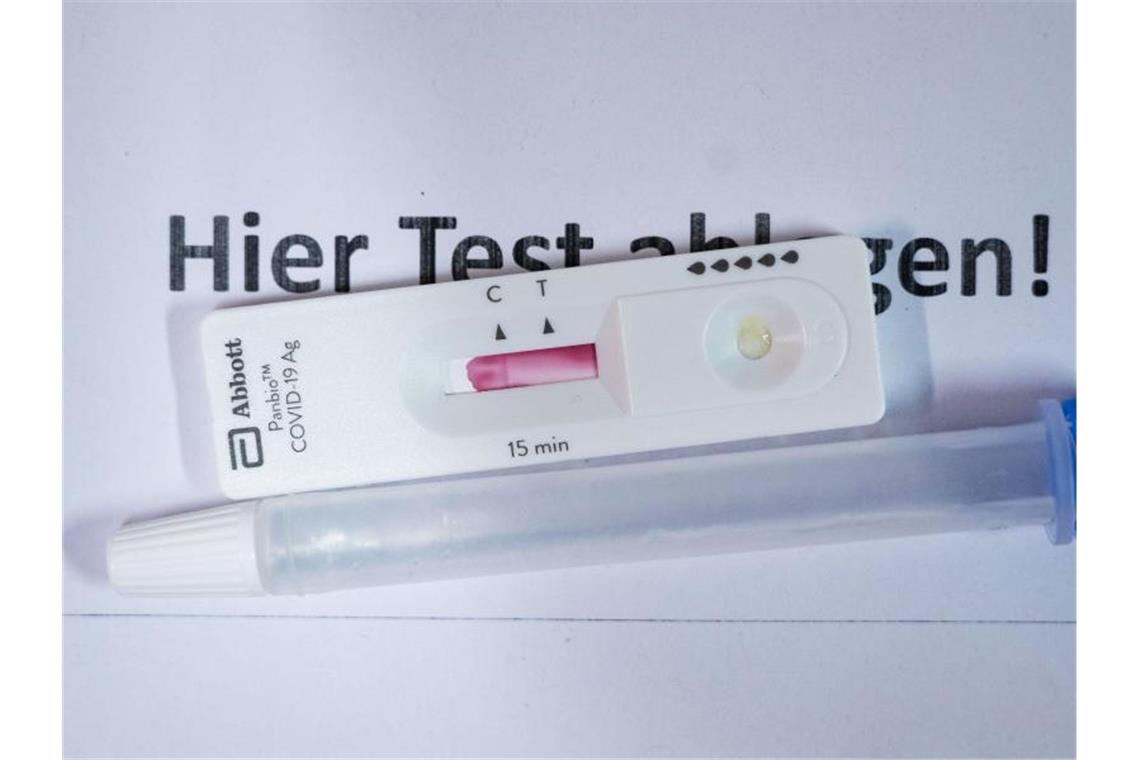 Sieben-Tage-Inzidenz steigt den dritten Tag in Folge Die Gesundheitsämter melden dem RKI binnen eines Tages 26.392 Neuinfektionen. Foto: Marijan Murat/dpa