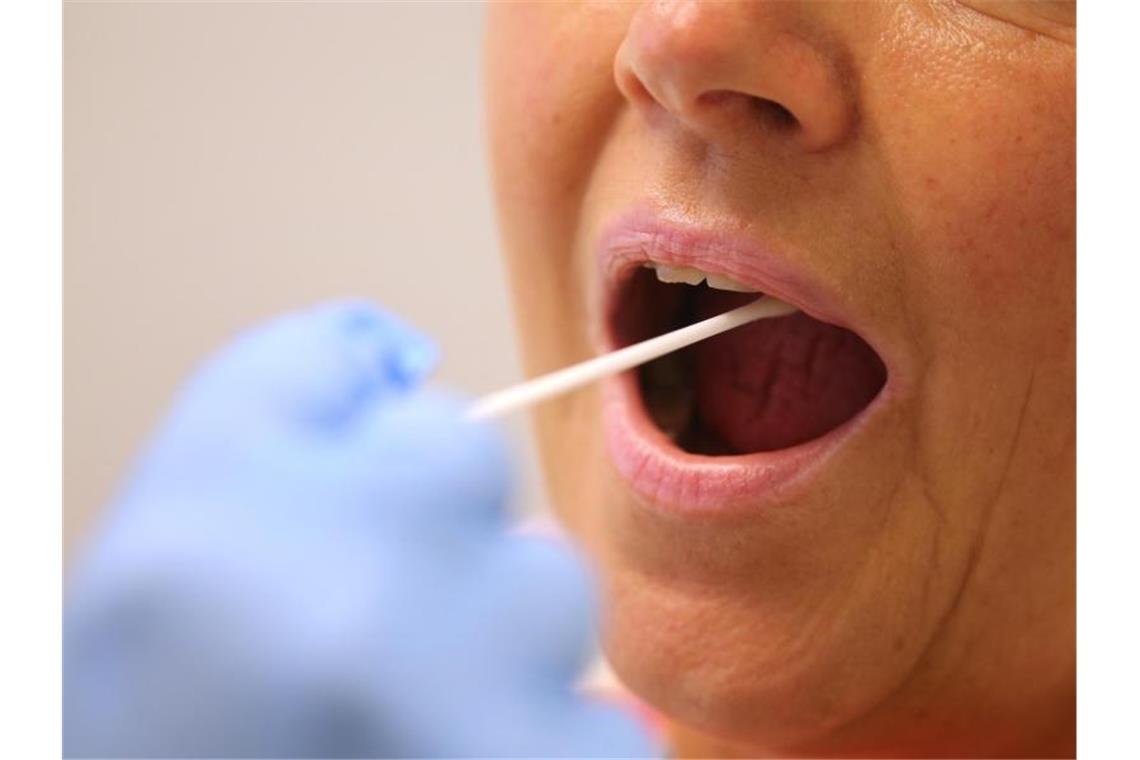 RKI registriert 34.002 Neuinfektionen - Inzidenz bei 183,7 Die Gesundheitsämter meldeten dem RKI binnen eines Tages 34.002 Corona-Neuinfektionen. Foto: Karl-Josef Hildenbrand/dpa
