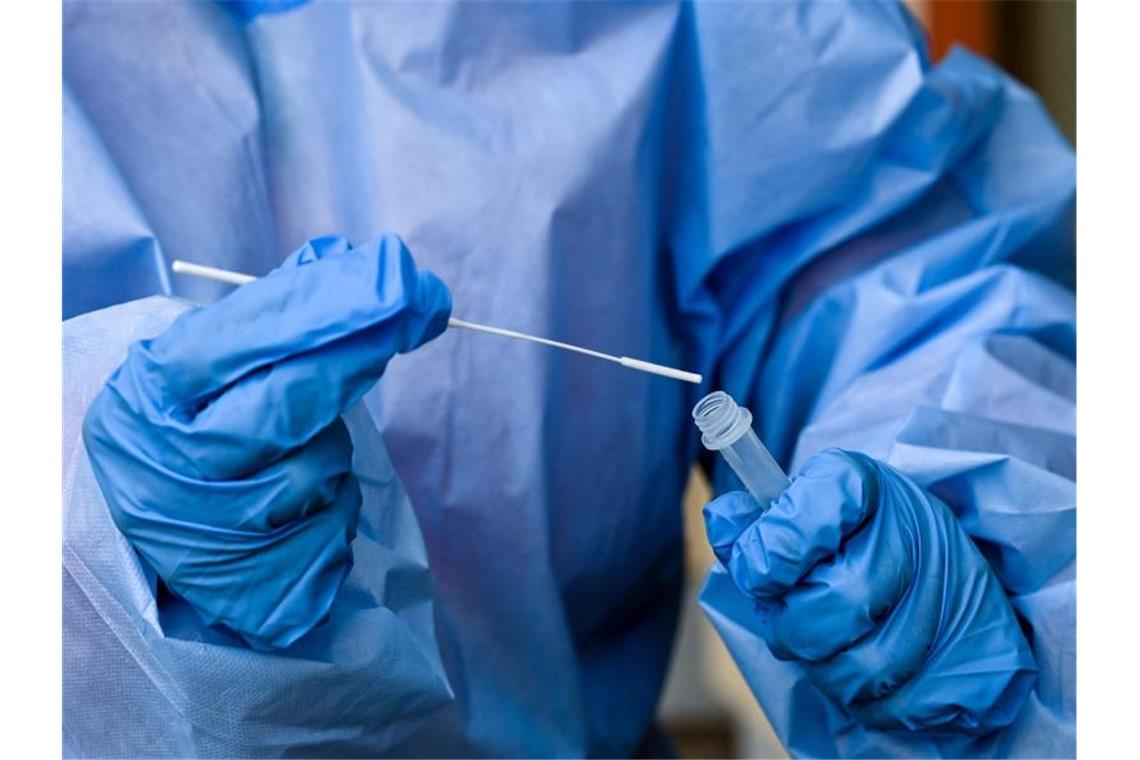 Die Gesundheitsämter meldeten dem RKI binnen eines Tages 23.428 Neuinfektionen. Foto: Jens Kalaene/dpa-Zentralbidl/dpa
