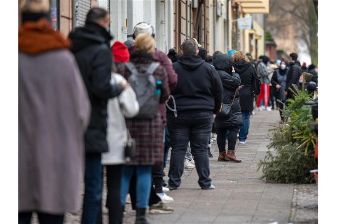 Corona-Rekord bei Neuinfektionen - Inzidenz bei 407,5 Die Gesundheitsämter meldeten nach RKI-Angaben 80.430 Fälle in 24 Stunden. Foto: Monika Skolimowska/dpa-Zentralbild/dpa
