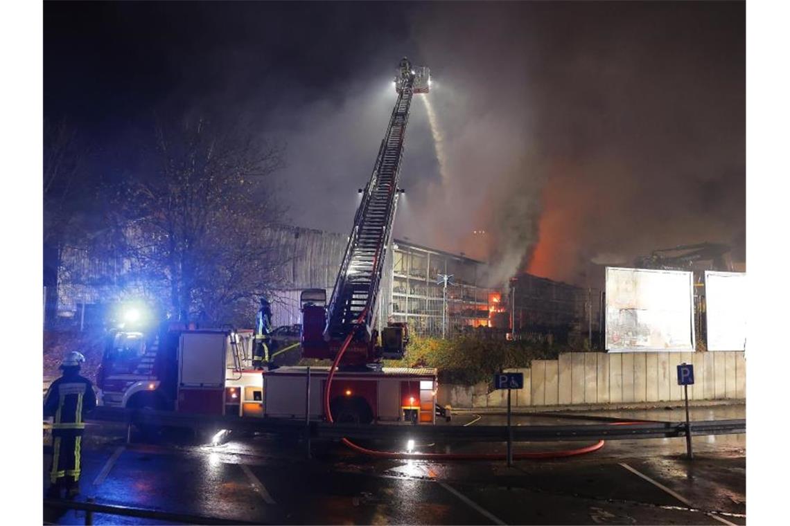 Die Gewerbehalle liegt unmittelbar neben der Autobahn 40 - aufgrund der starken Rauch- und Flammenentwicklung wurde die Straße in Fahrtrichtung Dortmund gesperrt. Foto: David Young/dpa