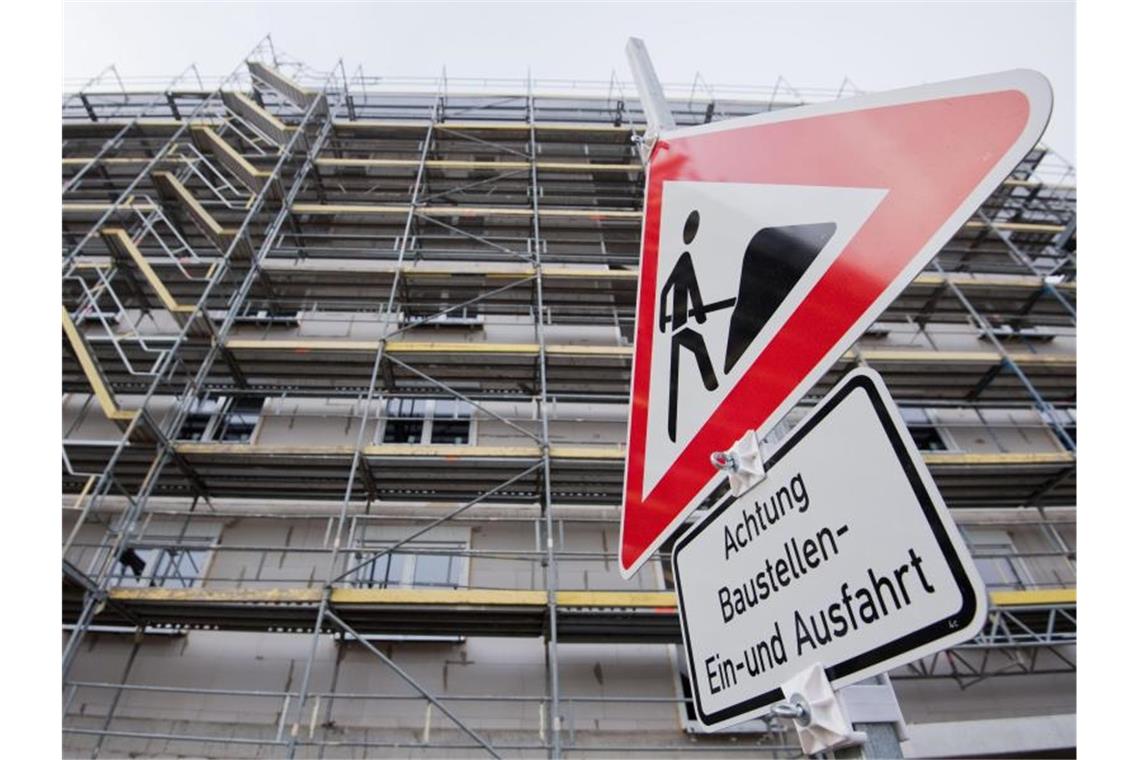 Die Gewerkschaft Bauen-Agrar-Umwelt findet vor allem den Rückgang der Baugenehmigungen bei Mehrfamilienhäusern „alarmierend“. Foto: Julian Stratenschulte