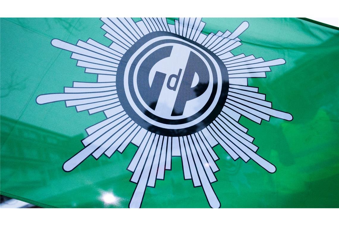 GdP: Wenig Asylsuchende an den Grenzen - Schleuser warten ab Die Gewerkschaft der Polizei (GdP) sagt, ohne mehr Personal seien die Grenzkontrollen auf dem aktuellen Niveau nicht lange durchzuhalten. (Symbolbild)