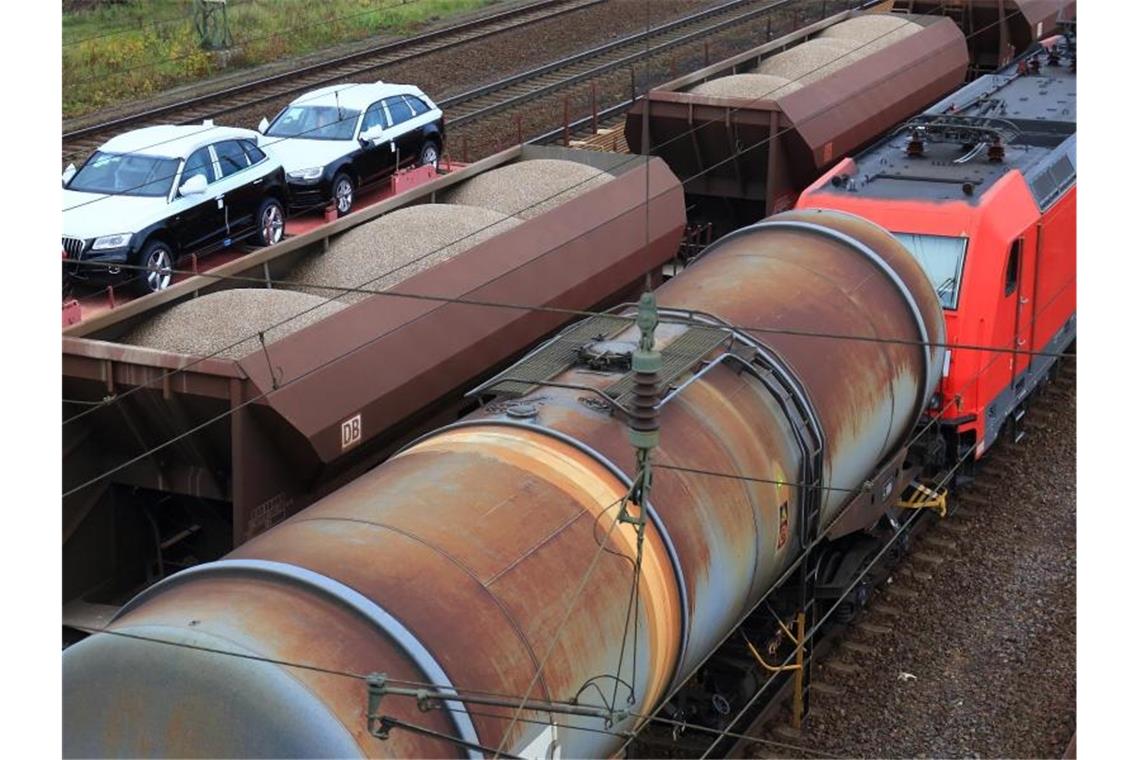 Bahn-Angebot - Bleibt es beim Fünf-Tage-Streik? Die Gewerkschaft Deutscher Lokomotivführer bestreikt den Güterverkehr der Deutschen Bahn. Foto: Jens Wolf/dpa-Zentralbild/dpa