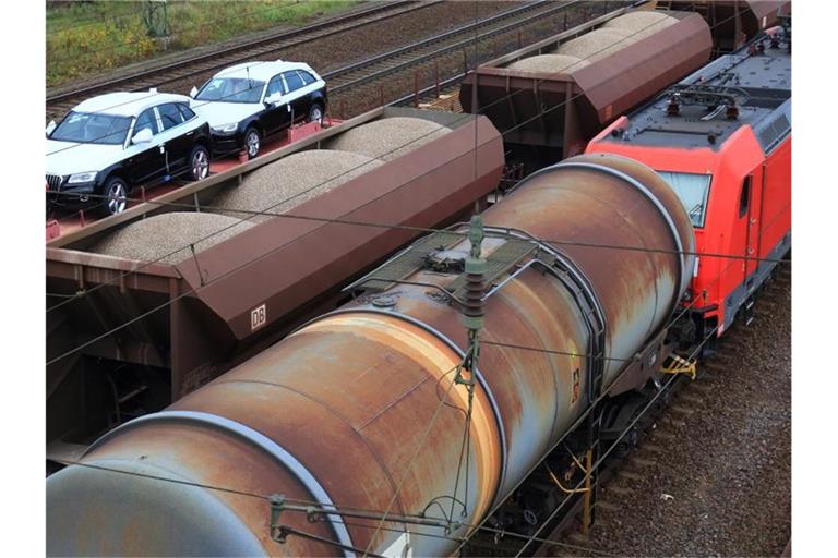Die Gewerkschaft Deutscher Lokomotivführer bestreikt den Güterverkehr der Deutschen Bahn. Foto: Jens Wolf/dpa-Zentralbild/dpa