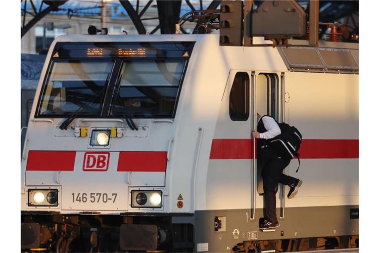 Die Gewerkschaft Deutscher Lokomotivführer (GDL) ruft zu einer dritten Streikwelle auf. Foto: Oliver Berg/dpa