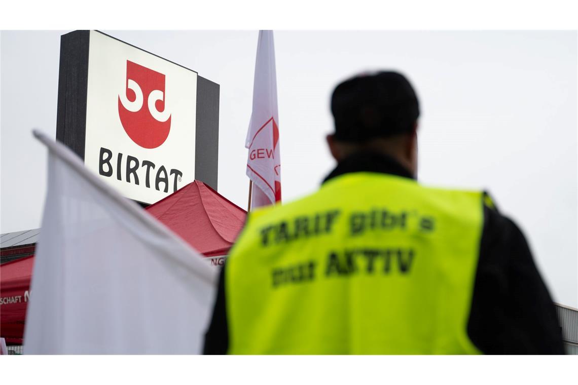 Warnstreik legt Dönerspieß-Produktion lahm Die Gewerkschaft fordert ein Einstiegsgehalt von 3.000 Euro.