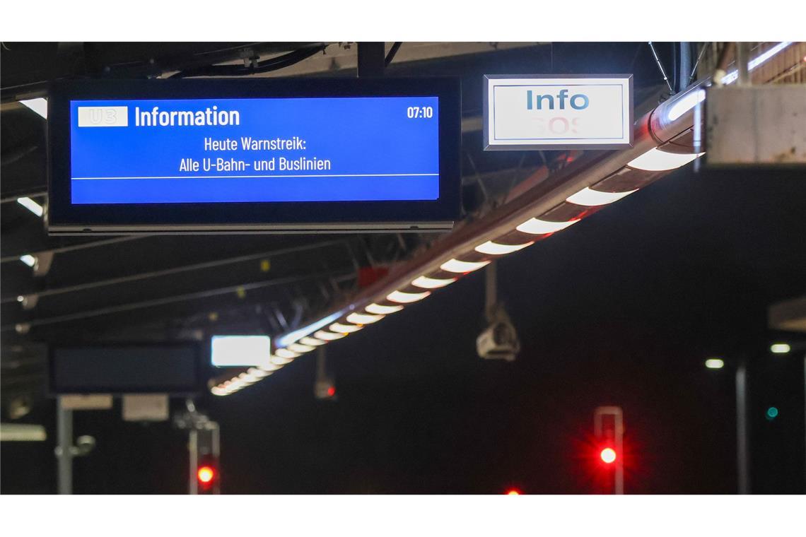 Die Gewerkschaft Verdi hat im Rahmen von parallel laufenden Tarifverhandlungen für Montag in fast allen Bundesländern zu Warnstreiks bei kommunalen Verkehrsunternehmen aufgerufen.