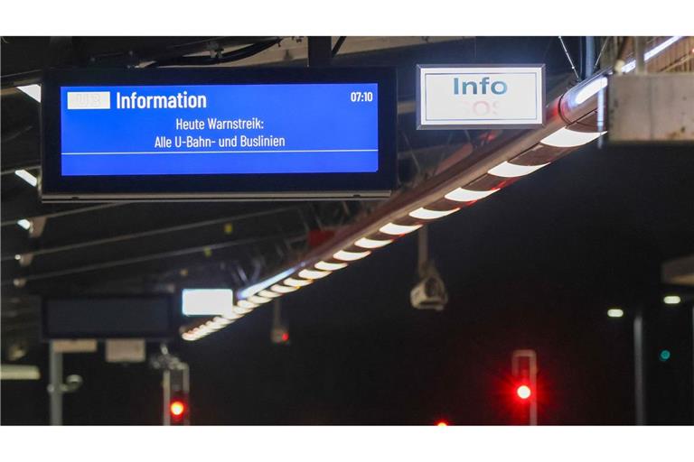 Die Gewerkschaft Verdi hat im Rahmen von parallel laufenden Tarifverhandlungen für Montag in fast allen Bundesländern zu Warnstreiks bei kommunalen Verkehrsunternehmen aufgerufen.