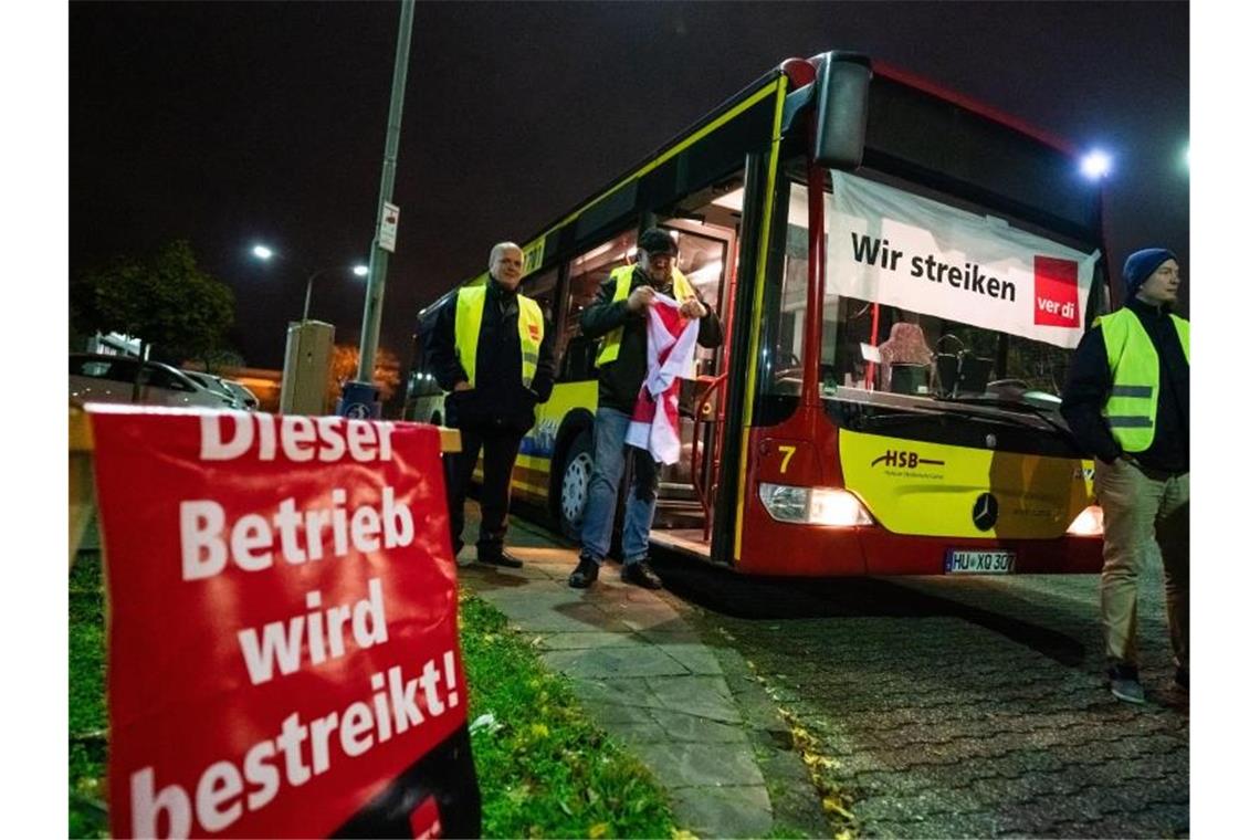 Die Gewerkschaft Verdi verlangt für die rund 4400 Busfahrer kräftige Lohnsteigerungen sowie mehr bezahlte Pausen und Urlaub. Foto: Frank Rumpenhorst/dpa