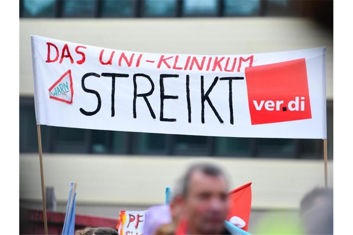 Warnstreik an Unikliniken in mehreren Bundesländern Die Gewerkschaften fordern eine Einkommenserhöhung um fünf Prozent, mindestens aber 150 Euro bei einer Laufzeit von zwölf Monaten. Foto: Uwe Anspach/dpa/Archiv
