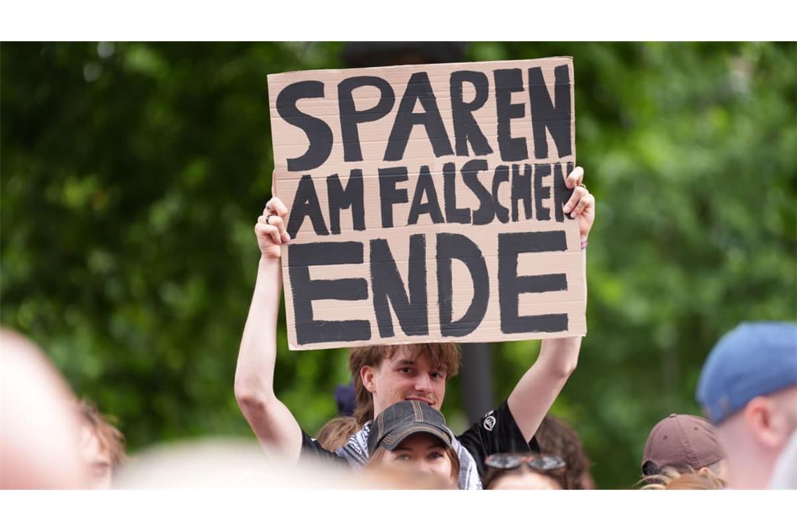 Die Gewerkschaften haben zu Demonstrationen gegen Sozialabbau aufgerufen.