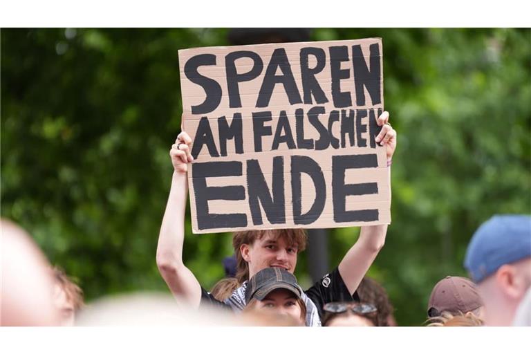 Die Gewerkschaften haben zu Demonstrationen gegen Sozialabbau aufgerufen.