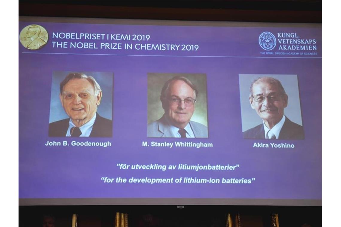 Chemie-Nobelpreis für die Väter der Lithium-Ionen-Batterie Die Gewinner des Chemie-Nobelpreises 2019: John B. Goodenough (l-r), M. Stanley Whittingham und Akira Yoshino. Foto: Naina Helen Jama/TT News Agency/dpa