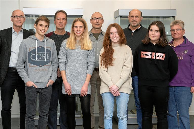 Die Gewinner des Fotowettbewerbs Blende (von links):Heinrich Dyckmans, Julian Kugler, Ralf Blum, Dana Greiner (14), Ralph Krüger, Charlotte Obertreis, Ewald Birg, Linda Kaltschmid (13), Marion Sixt. Zum Fototermin verhindert war Sonderpreisträger Kiano Wiebe.Foto: J. Fiedler