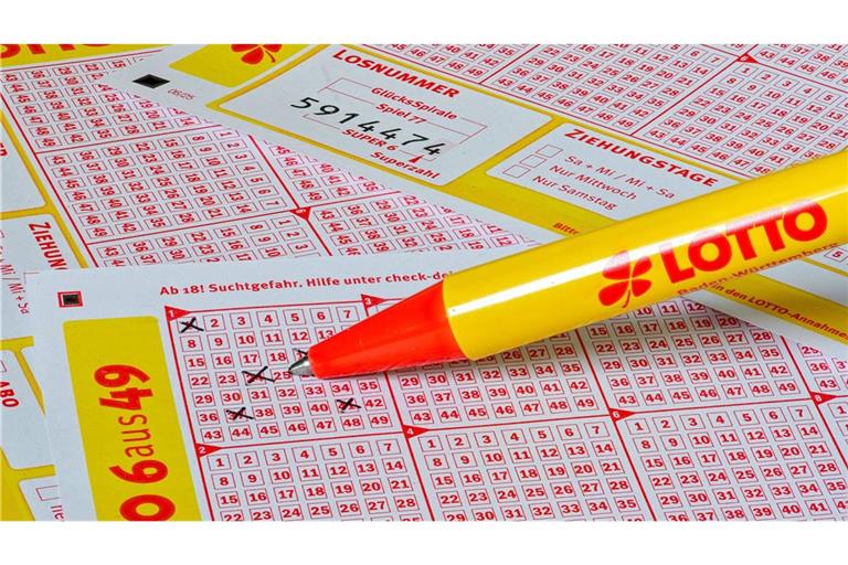 Die Gewinnerin habe mit einem sogenannten Systemschein gespielt, bei dem man mehr als sechs Felder ankreuzen kann, teilte Lotto mit.