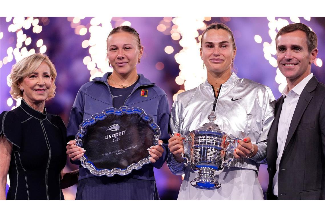 Die Gewinnerin im US-Open-Endspiel, Aryna Sabalenka (2.v.r), und die Zweitplatzierte Amanda Anisimova halten ihre Trophäen in der Hand.