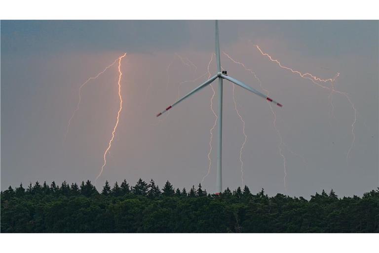 Die Gewitter können auch Starkregen im Gepäck haben. (Archivbild)
