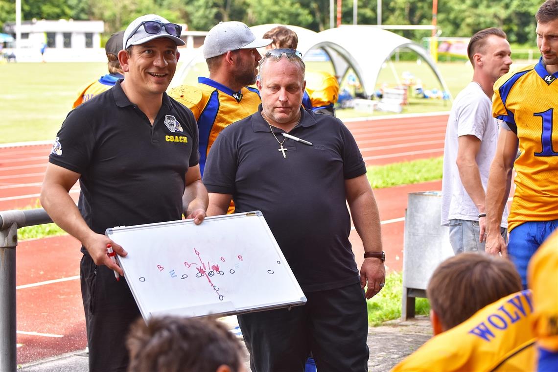 Die gewohnten Anweisungen von Headcoach Michael Müller (links) fürs gesamte Team der Wolverines gibt es momentan noch nicht. Foto: T. Sellmaier