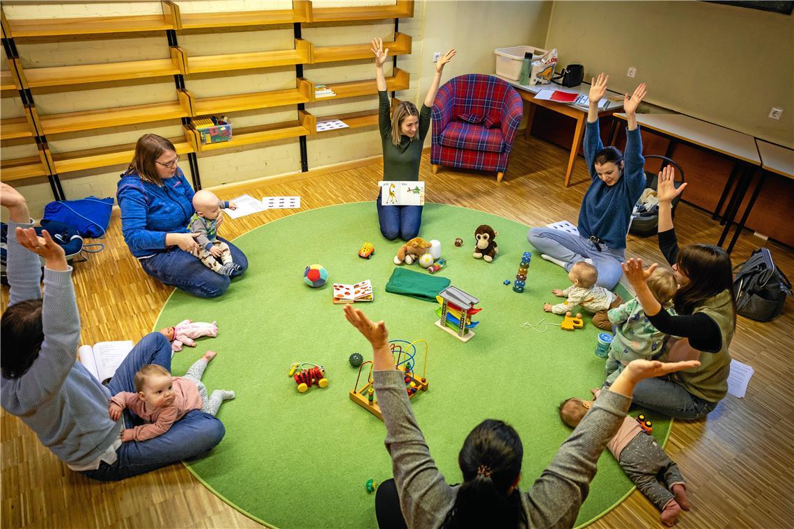 Backnangerin bietet Babygebärdenkurse an „Die Giraffe ist groß.“ Sandy Kaiser (grünes Oberteil) vermittelt den Müttern in ihrem Kurs auf spielerische Weise einzelne Begriffe der Gebärdensprache, welche diese dann mit ihren sichtlich interessierten Kindern im Alltag vertiefen können. Foto: Alexander Becher