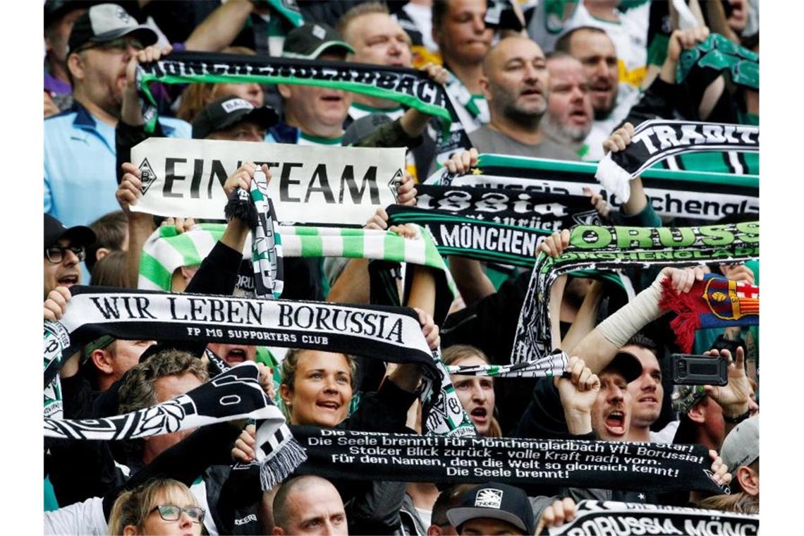 Bundesliga-Topspiel Gladbach gegen den BVB findet statt Die Gladbacher Fans dürfen sich auf das Spiel gegen Borussia Dortmund freuen. Foto: Roland Weihrauch/dpa