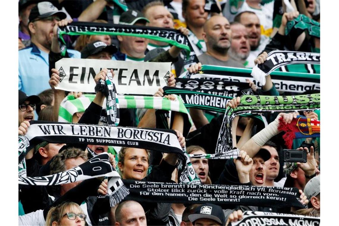 Die Gladbacher Fans dürfen sich auf das Spiel gegen Borussia Dortmund freuen. Foto: Roland Weihrauch/dpa