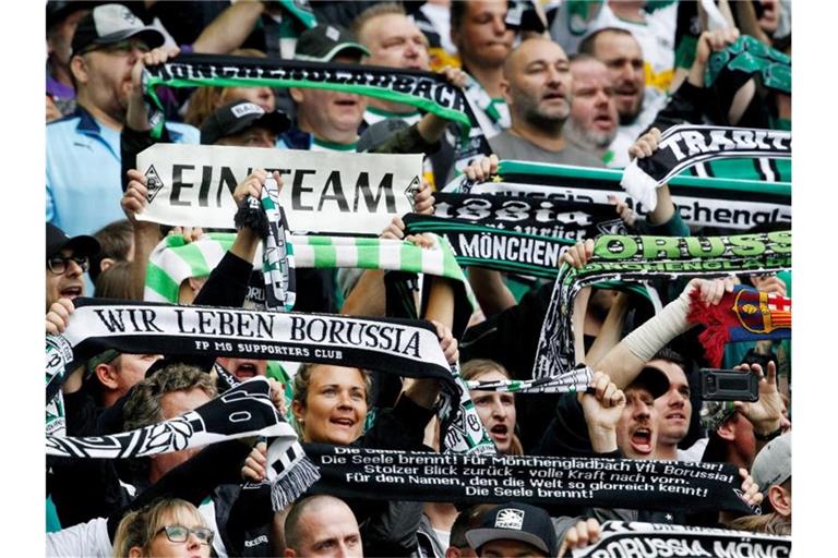 Die Gladbacher Fans dürfen sich auf das Spiel gegen Borussia Dortmund freuen. Foto: Roland Weihrauch/dpa
