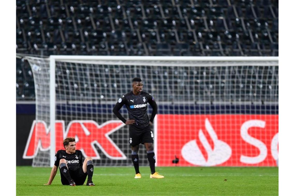 Gladbach stolz auf Leistung, aber enttäuscht vom Ergebnis Die Gladbacher Jonas Hofmann (l) und Breel Embolo konnten die Last-Minute-Niederlage nicht fassen. Foto: Marius Becker/dpa