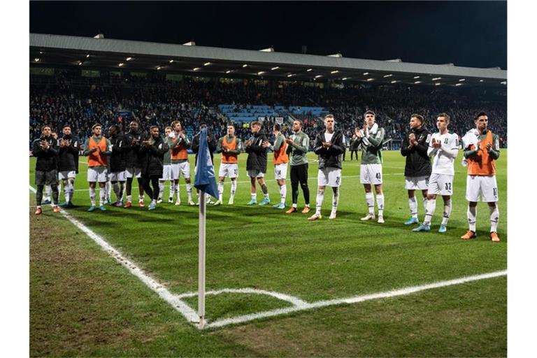 Die Gladbacher Spieler bedanken sich bei ihren Fans. Foto: Bernd Thissen/dpa