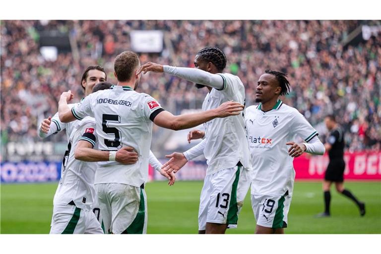 Die Gladbacher Spieler feiern den klaren Heimsieg gegen den VfL Bochum.