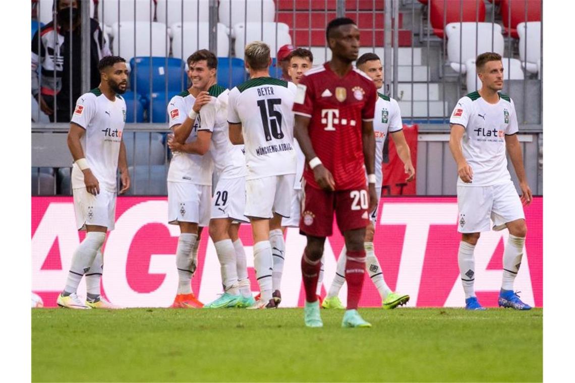 Die Gladbacher Spieler (hinten) feiern das Tor zum 1:0 gegen Bayern München. Foto: Sven Hoppe/dpa