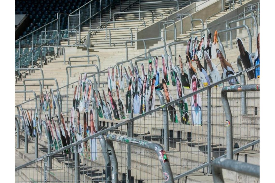 Geisterstimmung? Wie Fußball-Fans die Stimmung retten wollen Die Gladbacher Spieler müssen auch bei Geisterspielen nicht auf die Gesichter ihrer Fans im Stadion verzichten - Pappfiguren sei Dank. Foto: Rolf Vennenbernd/dpa