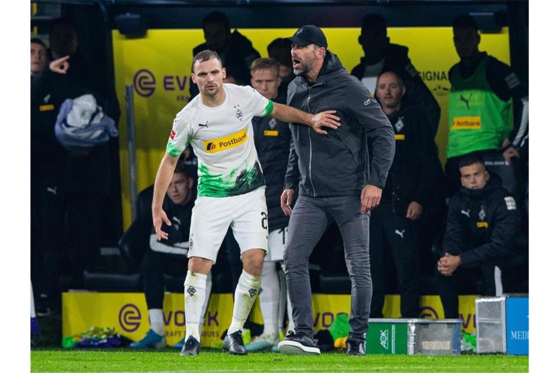 Bundesliga-Tabelle: Bitte da vorne nicht drängeln! Die Gladbacher um Tony Jantschke (l) und Trainer Marco Rose sind trotz der Niederlage beim BVB weiter an der Bundesliga-Spitze. Foto: Guido Kirchner/dpa