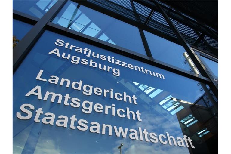 Die Glasfassade des Gerichts trägt die Aufschrift „Landgericht, Amtsgericht, Staatsanwaltschaft“. Foto: Karl-Josef Hildenbrand/dpa/Archivbild