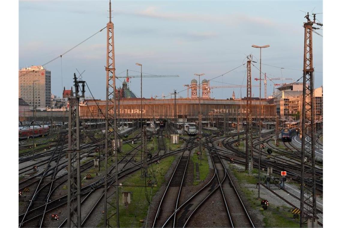 Lokführerstreik weiter mit großer Wirkung Die Gleise am Münchner Hauptbahnhof sind während des 48-stündigen Lokführer-Streiks leer. Foto: Felix Hörhager/dpa