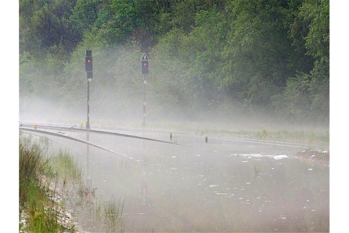 Die Gleise der Süd-Thüringen-Bahn (STB) stehen bereits unter Wasser. Foto: Martin Wichmann