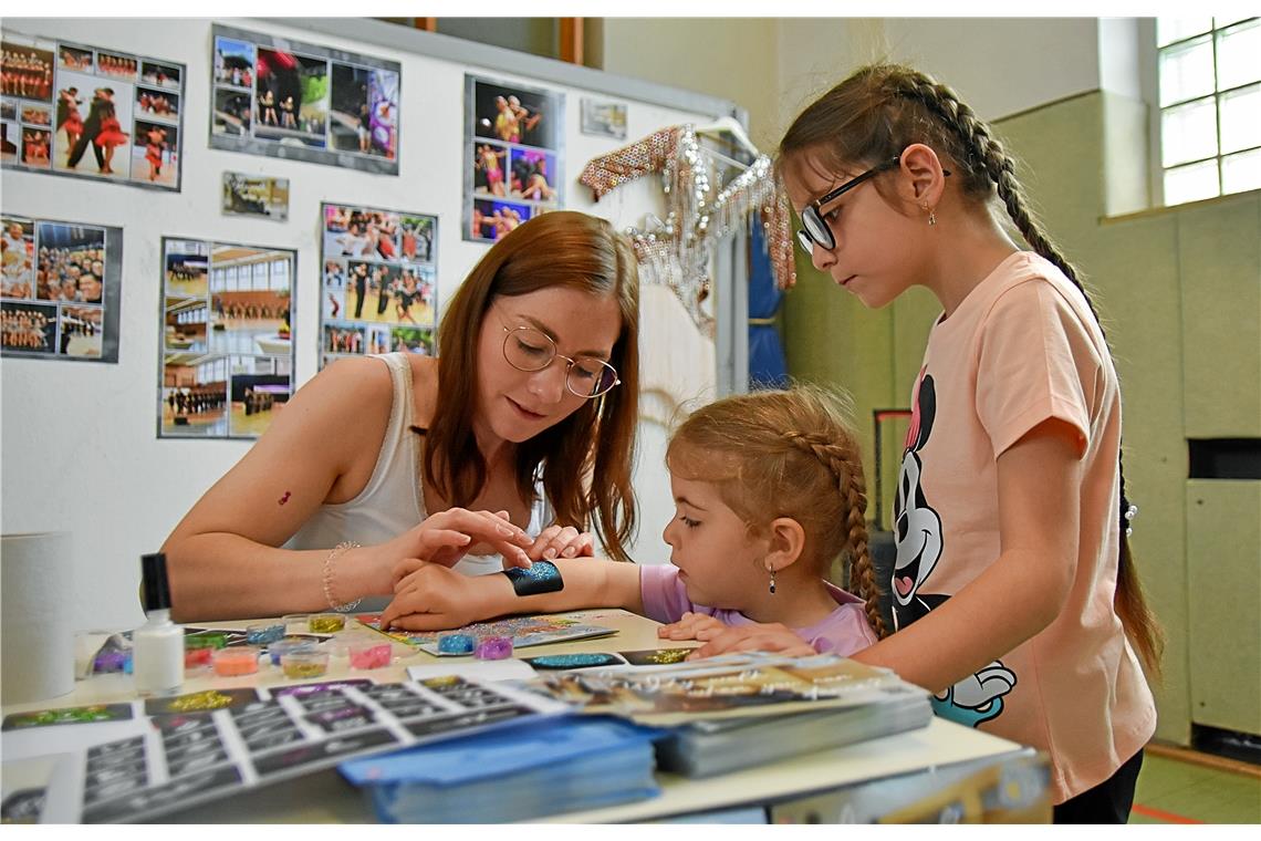 Die Glitzertattoos glitzerten so schön wie die Kleider bei der TSG Tanzen.