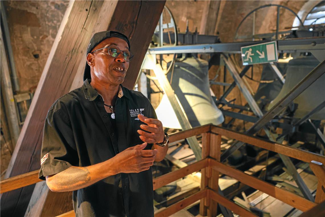 Turmgespräch mit Murrhardter Stadtreiniger Christopher King Die Glocken im Stadtturm erinnern Christopher King an die Kirchenglocke, die er in seiner Kindheit in den USA mithilfe eines Seils geläutet hat. Fotos: Alexander Becher