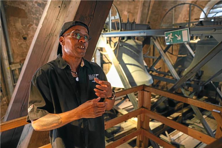 Die Glocken im Stadtturm erinnern Christopher King an die Kirchenglocke, die er in seiner Kindheit in den USA mithilfe eines Seils geläutet hat. Fotos: Alexander Becher