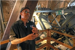 Die Glocken im Stadtturm erinnern Christopher King an die Kirchenglocke, die er in seiner Kindheit in den USA mithilfe eines Seils geläutet hat. Fotos: Alexander Becher
