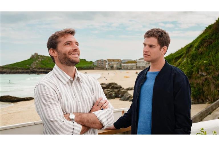 "Die Glücksbringerin" wurde überwiegend in Cornwall gedreht. Links Josh Harding (Vinzenz Wagner) mit Howard Fraser (Rony Herman).