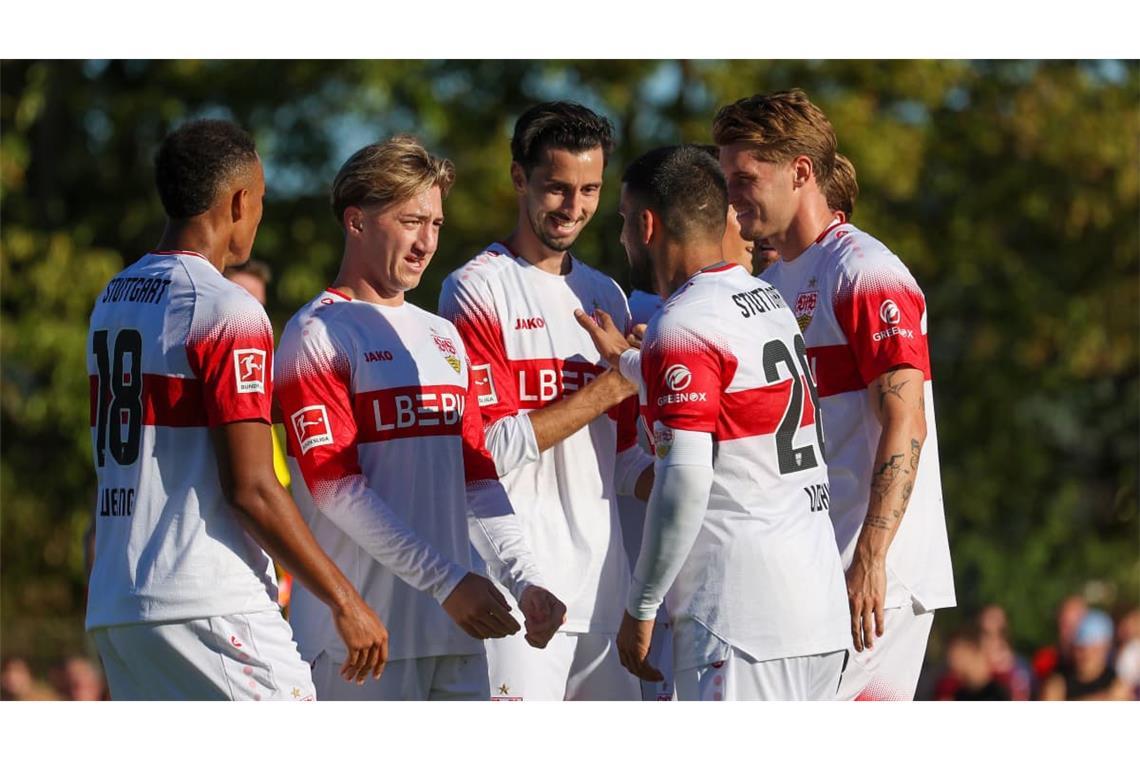 Die Glückwünsche an den Torschützen zum 1:0,&nbsp; Atakan Karazor, kommen von Jamie Leweling, Angelo Stiller, Deniz Undav und&nbsp; Ramon Hendriks (v.li.)