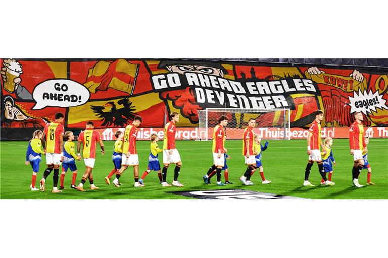 Die Go Ahead Eagles beim Einmarsch in De Adelaarshorst gegen Aston Villa