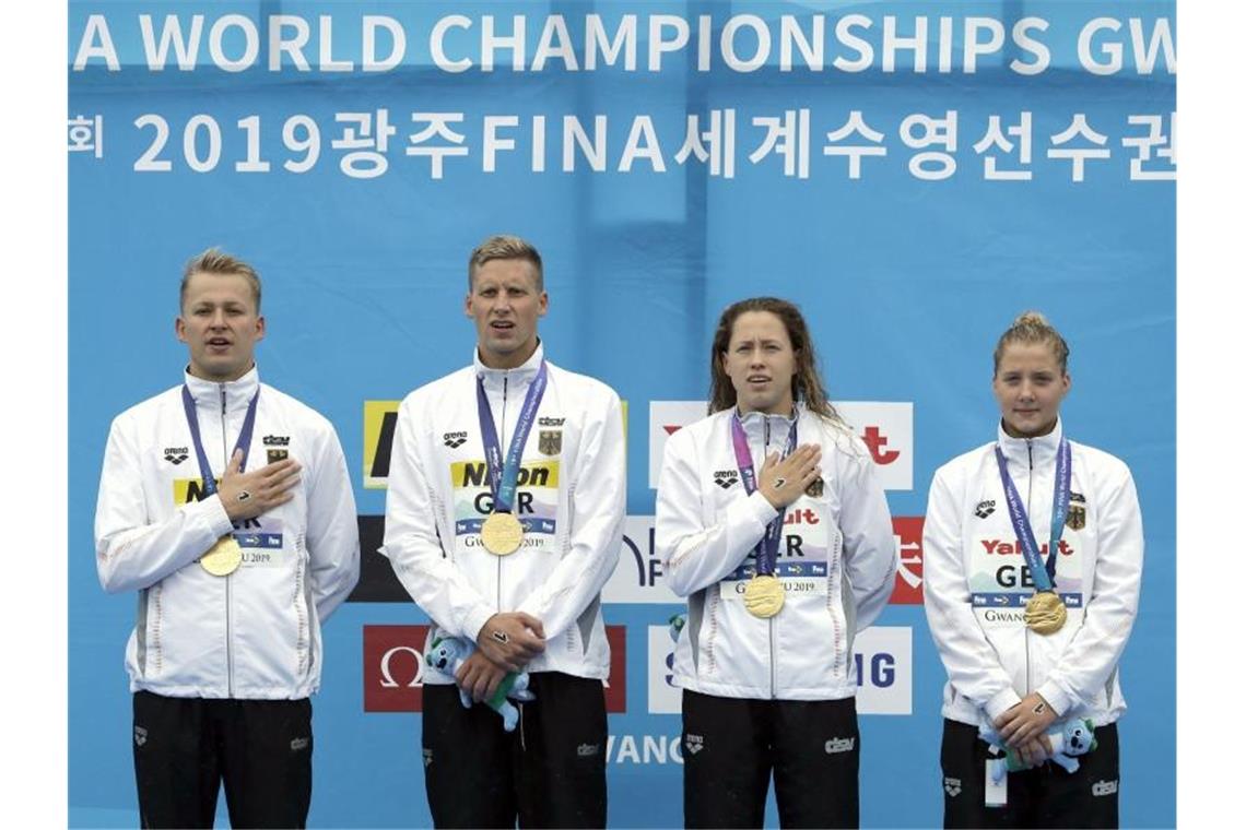 Freiwasser-Staffel bejubelt Gold - Lurz: „Note 1 mit Stern“ Die Gold-Staffel: Lea Boy (r-l), Sarah Köhler, Sören Meißner und Rob Muffels. Foto: Mark Schiefelbein/AP